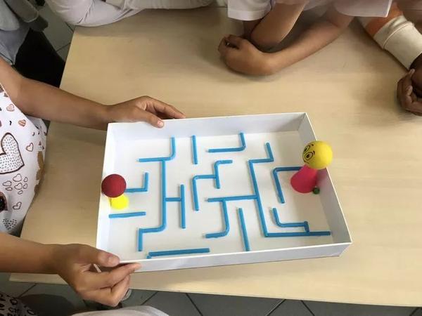 步骤: 取纸箱盖子,设计一幅迷宫,沿线路切好合适长度的吸管,把它糜妹