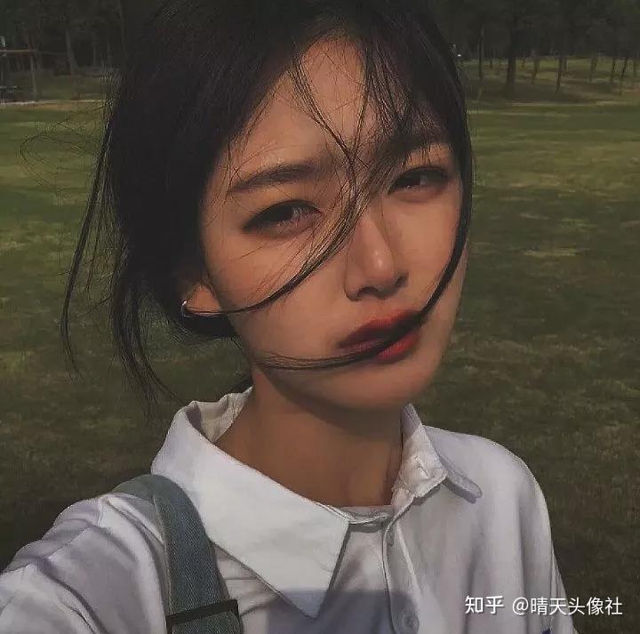 女生头像羡慕街边咖啡座里的目光只一闪便觉得日月悠长