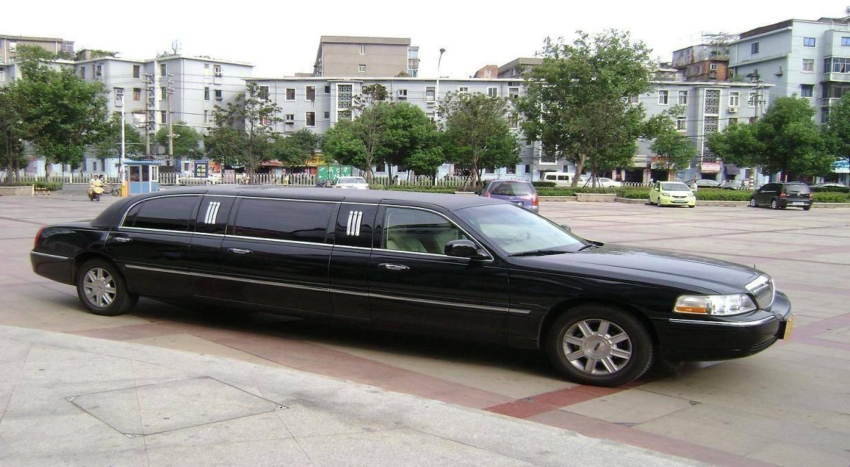 因为长才看上去更大气,从普通的轿车国产加长到豪华车的加长,且不是一