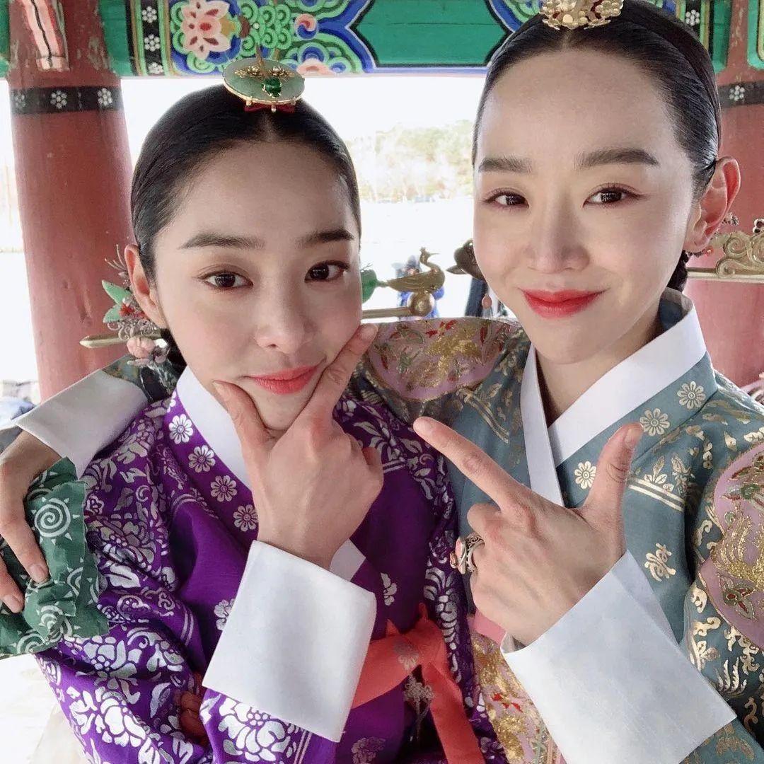 仁王后》等热门韩剧,其中她在《青春记录》中饰演朴宝剑前女友郑智雅