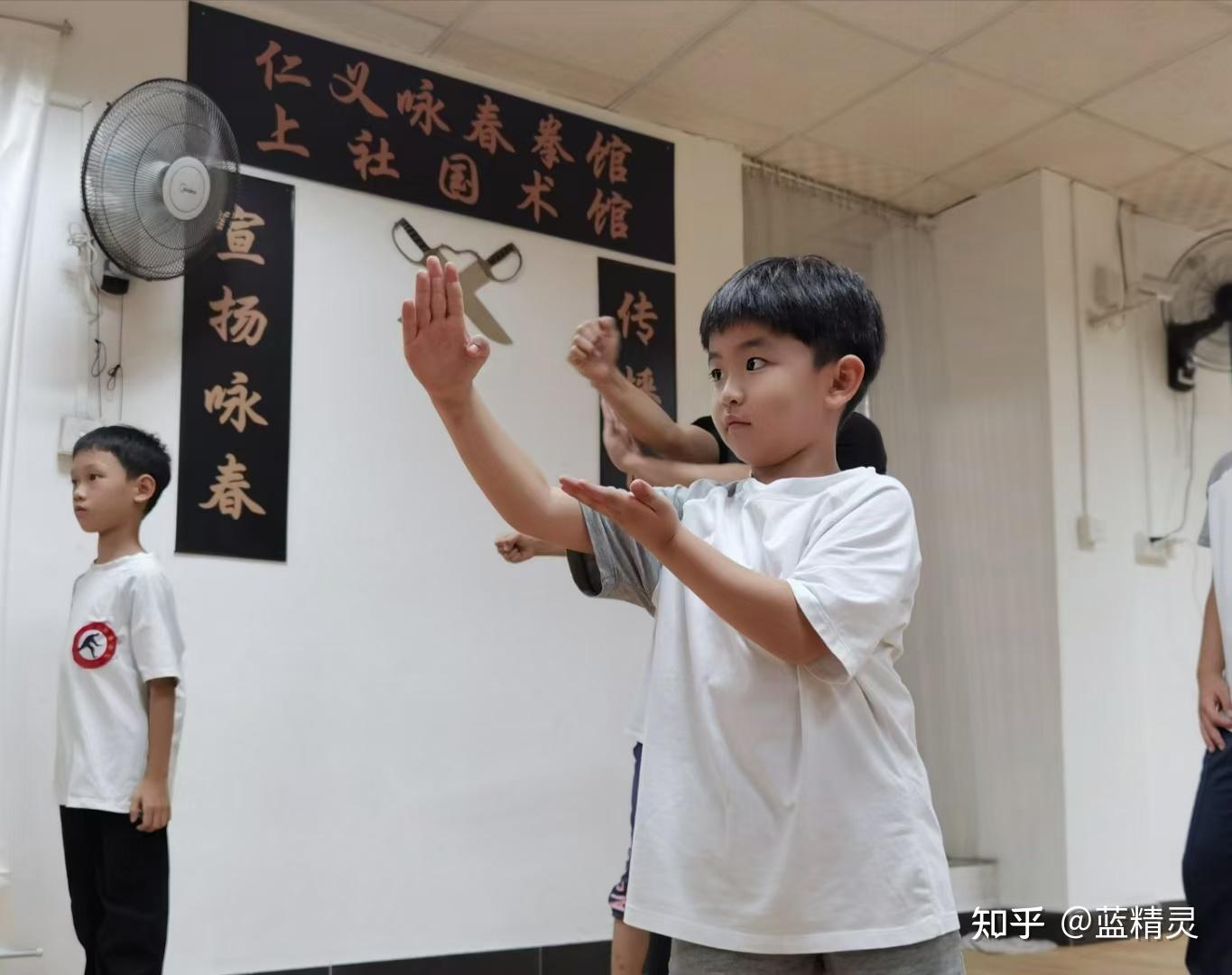 仁义咏春拳馆上社国术馆的小朋友认真专注练咏春拳的样子很可爱