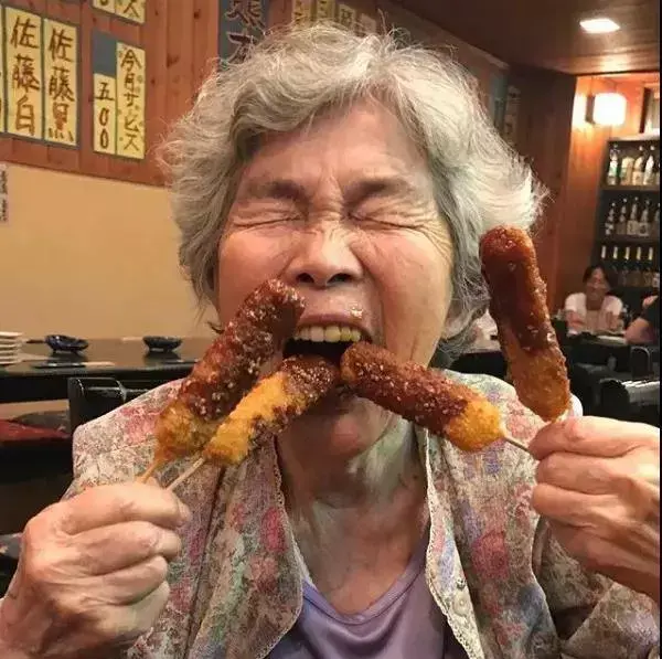 啃汉堡掉出假牙早上起来偷喝白酒这个99岁的吃货奶奶火了
