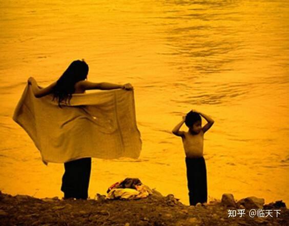 一篇文章一个男人和女人离婚男人将女人被过河后决定不离了又趟河背