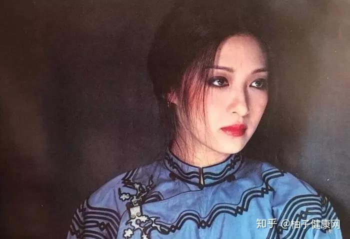 就好比我们人品文艺女神胡因梦的脚底板一定是白白净净的,而不是