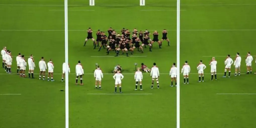 争议,因为在开场前全黑队跳毛利战舞的时候,英格兰队排列成"v"的队形