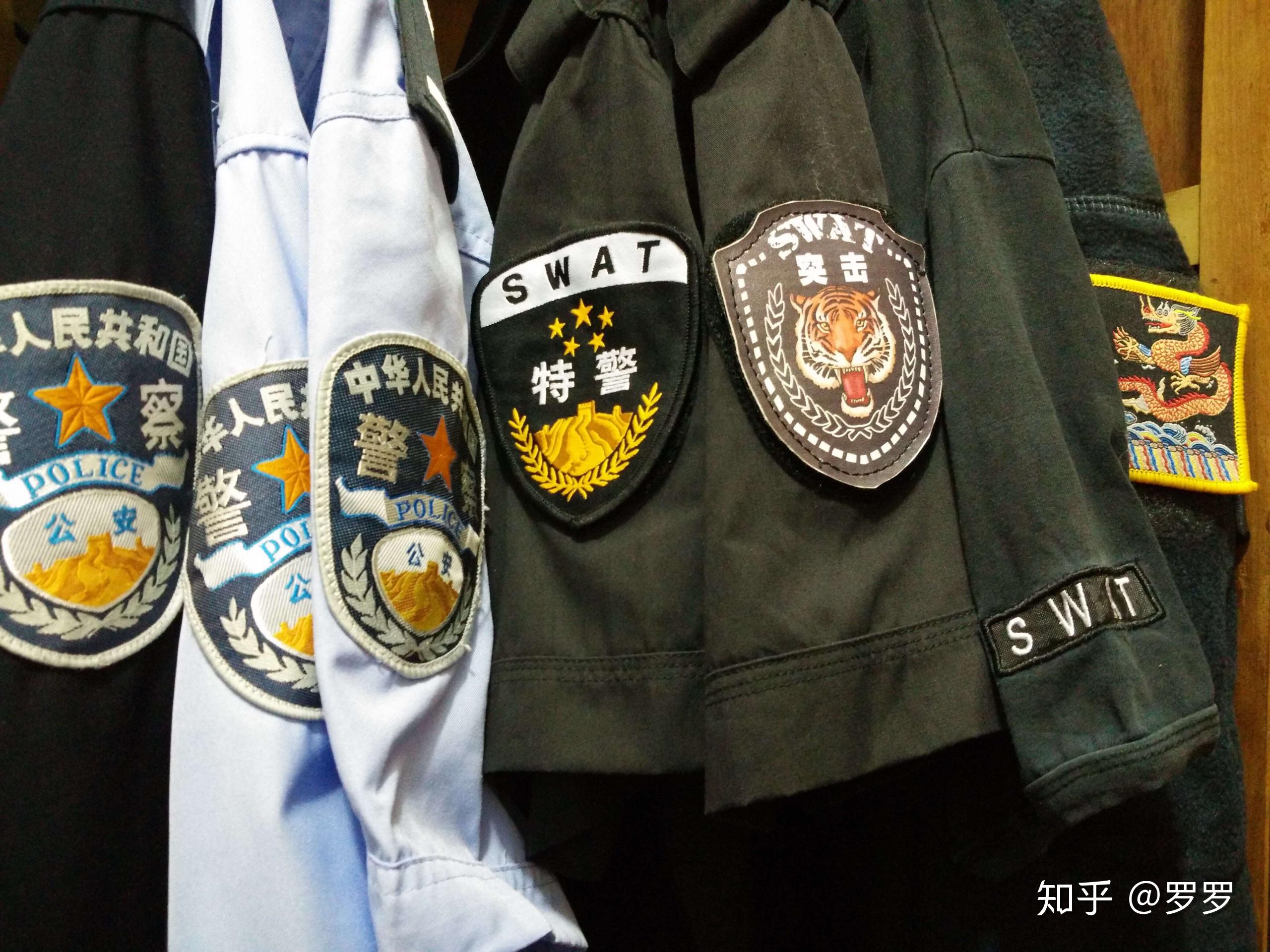 大部分警察真的是上班的路上穿便装只有到了单位才穿警服吗