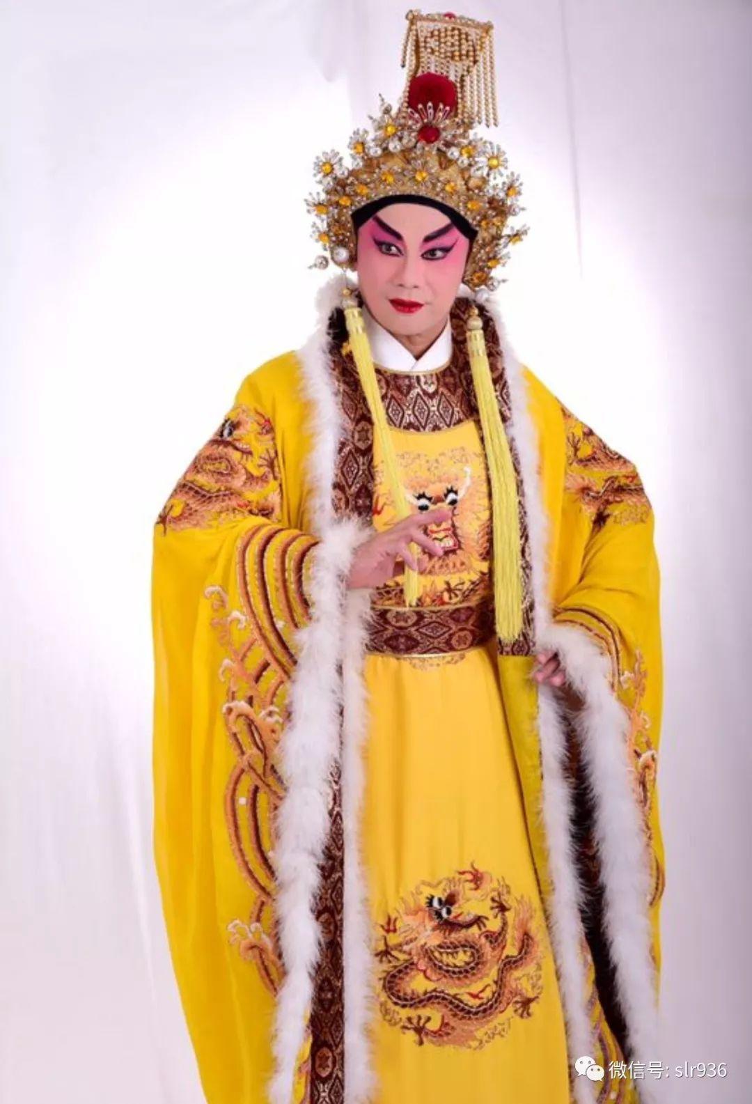 潇洒,声音富有磁性,基本功扎实,文武双全,师从著名表演艺术家:丁凡