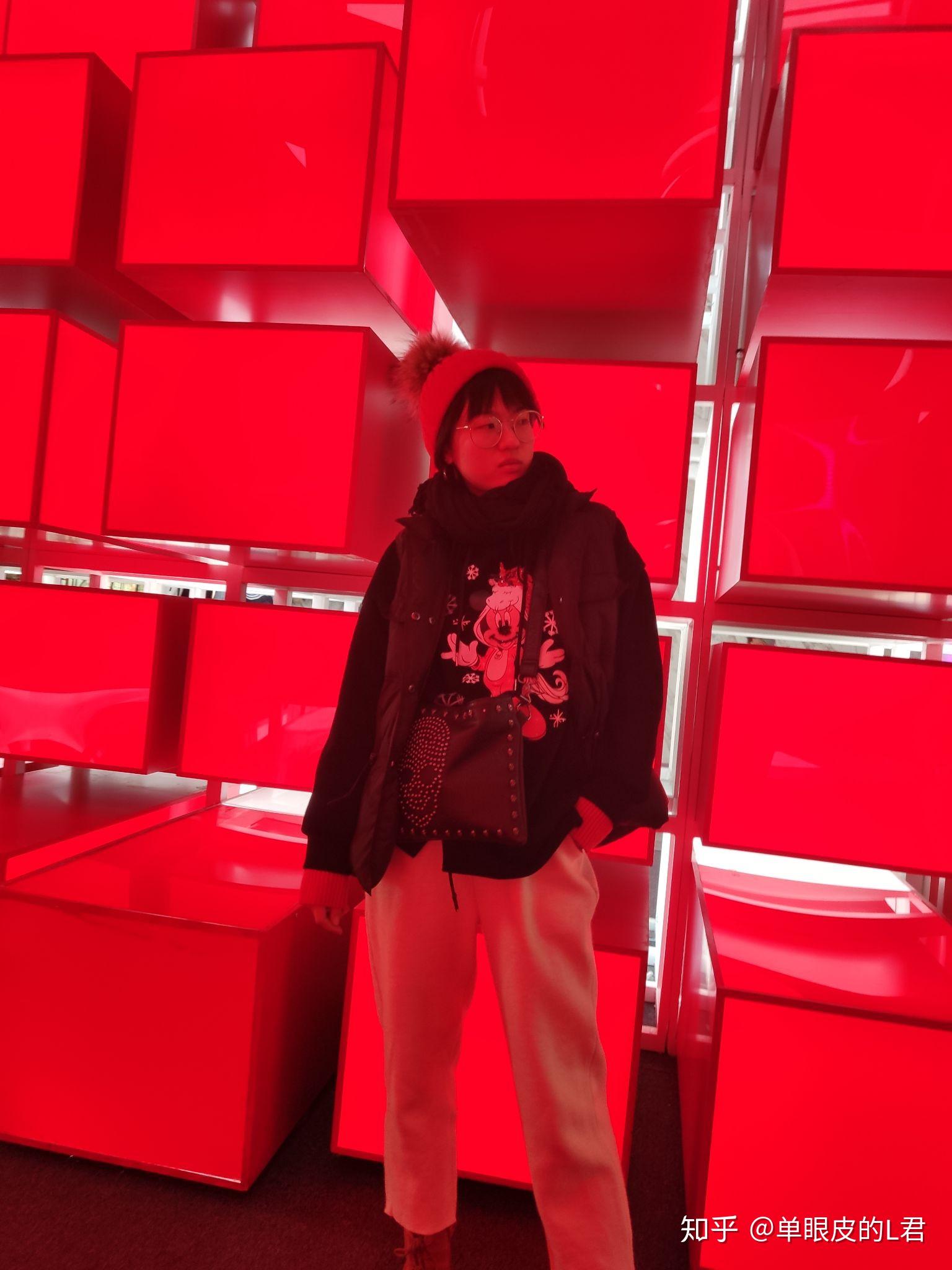 女生拍照哪些姿势才会显得拍照比较酷酷的感觉呢