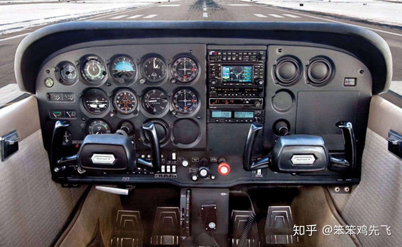 赛斯纳飞机172驾驶舱图片