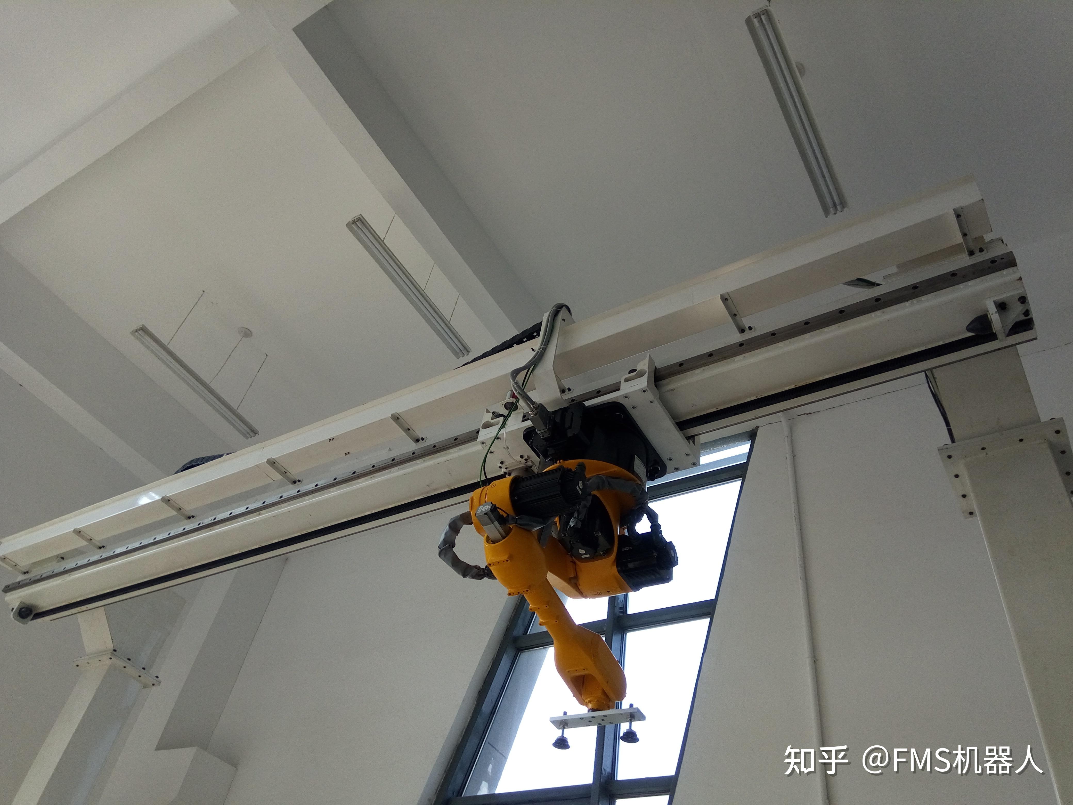 行走在机床上方的自动化设备吊挂式机器人第七轴