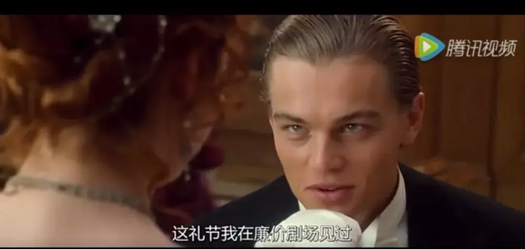 晚宴中我们随处可见西方比较常见的吻手礼,这是欧美上层社会的礼节,和