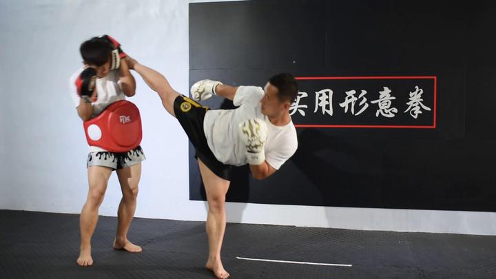 散打正蹬腿组合的远距离突进