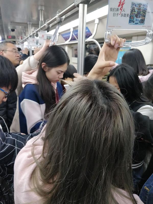 侧脸偷拍于长沙地铁,侵删