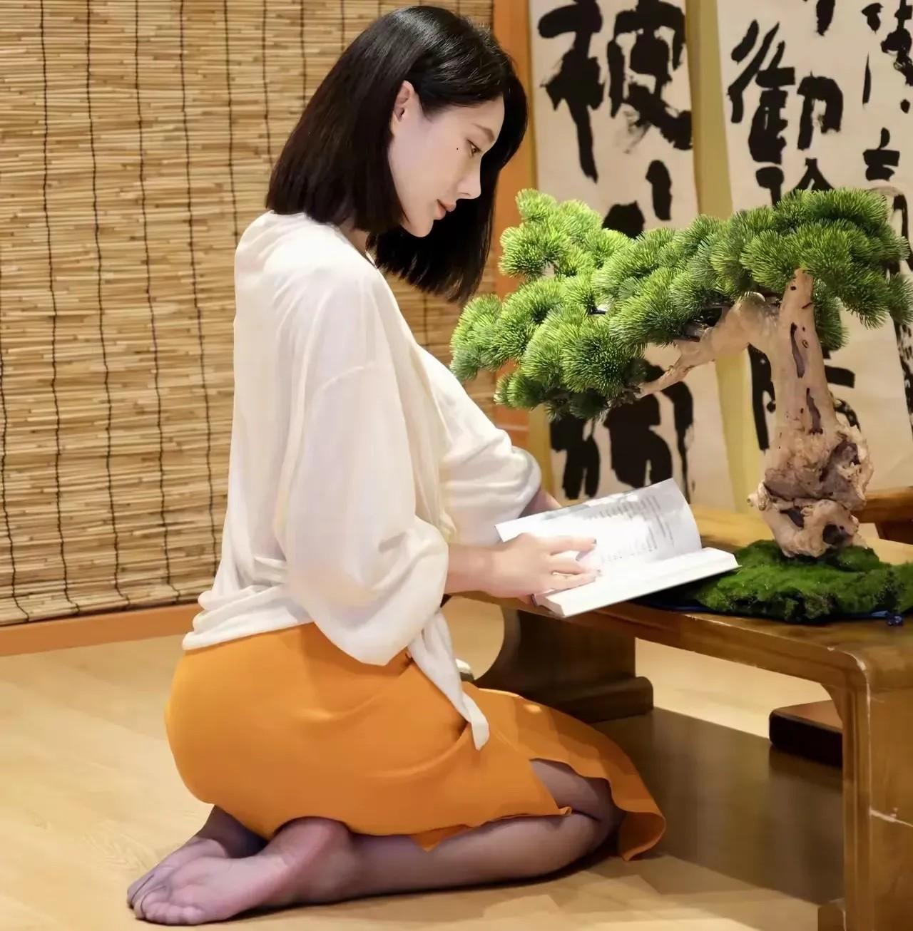为什么女性跪坐十分妩媚,而男性跪坐却很别扭?