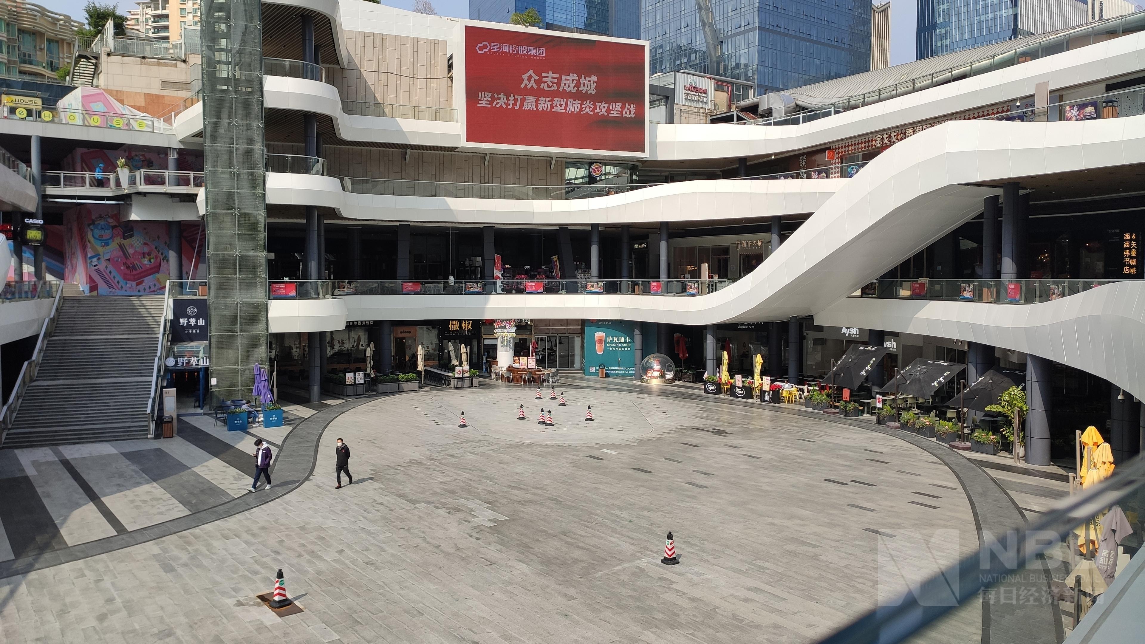 严防严控下的深圳街道商场冷清但生活仍井然有序