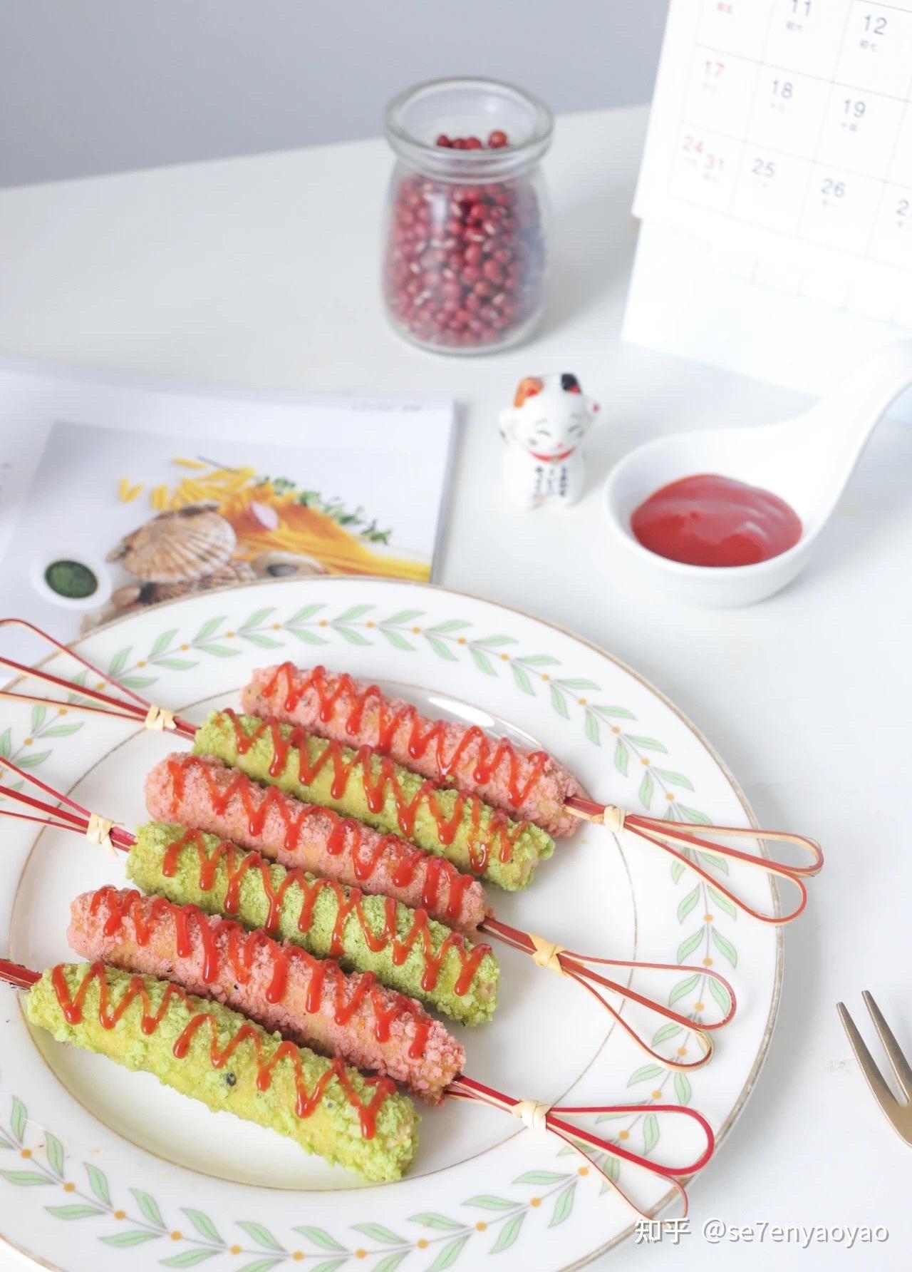 清热消暑双色鸡肉棒比如纯纯的粉粉的草莓汁做的草莓饼干其中做辅食的