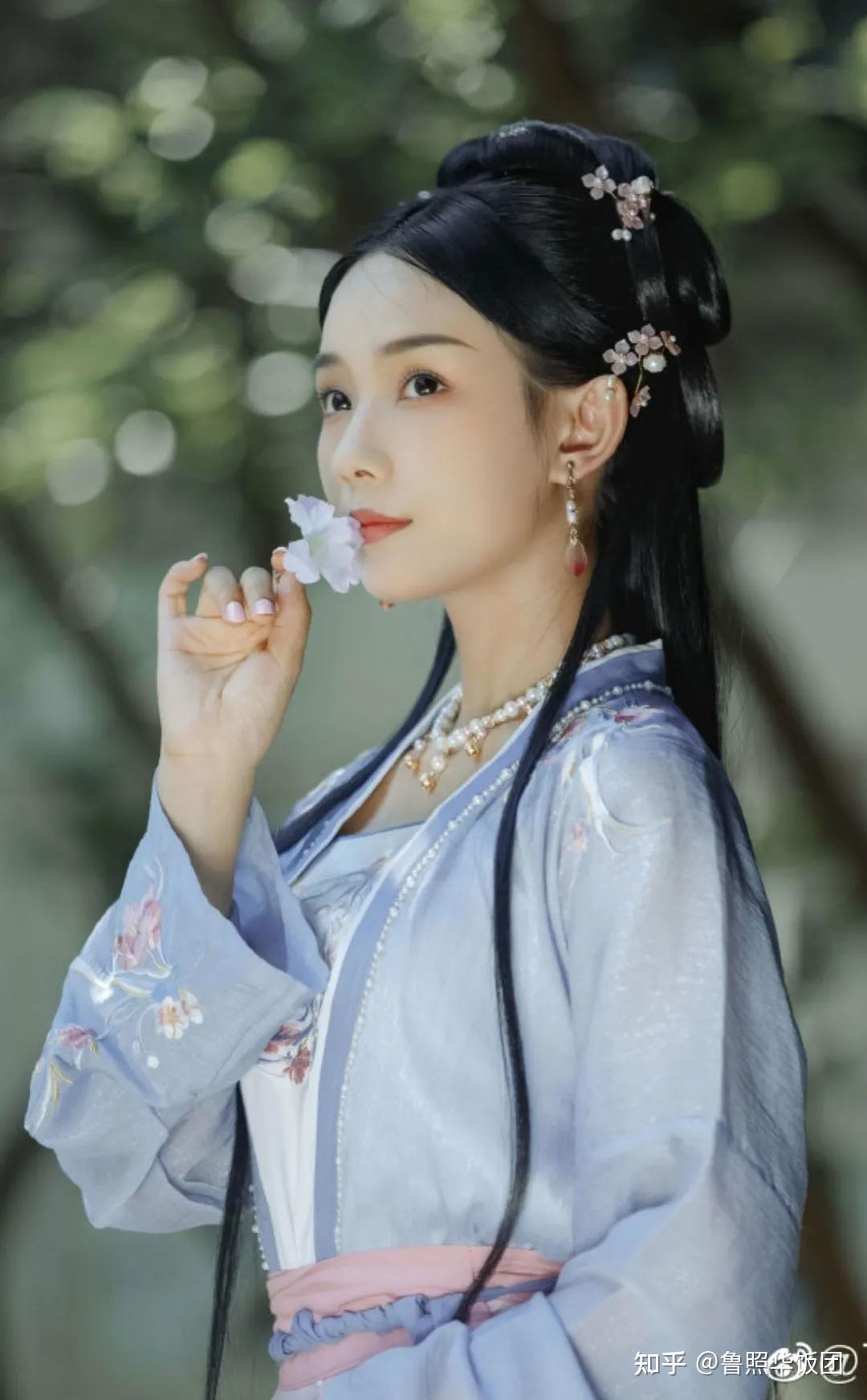 演员鲁照华古装素净又淡雅尽显中国女性古典美