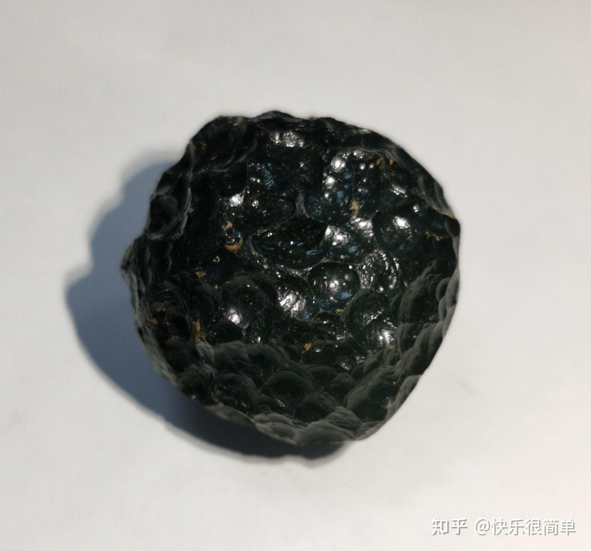 我有一颗玻璃陨石重29.9克,真正的玻璃陨石