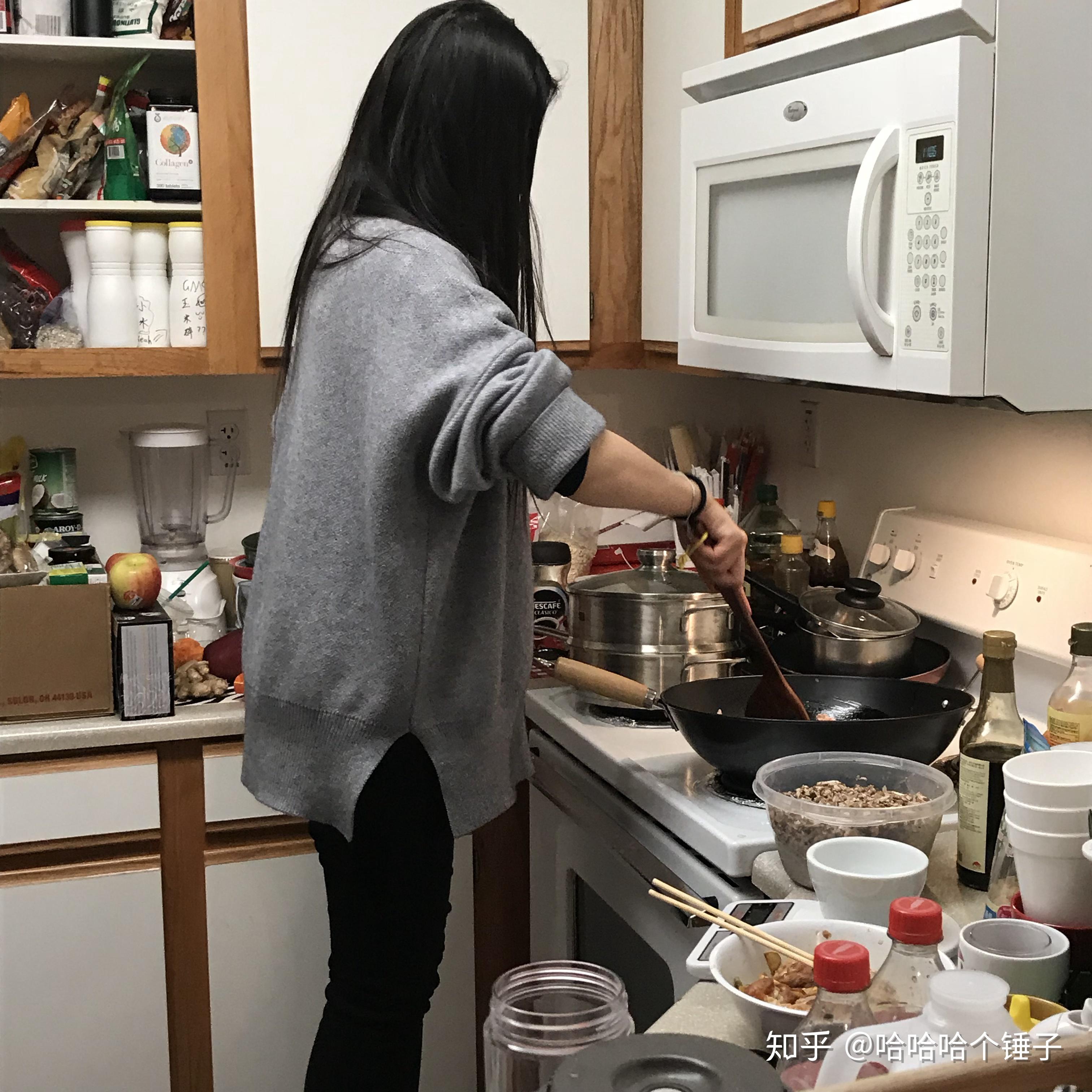 做饭的女人素材-做饭的女人图片-做饭的女人素材图片下载-觅知网