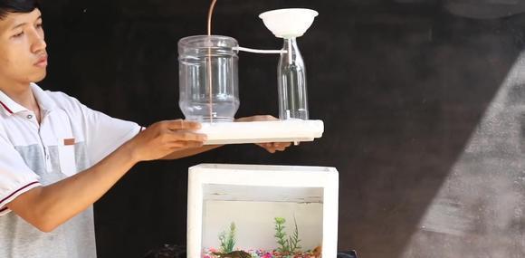 于我国水利工程中,小学员们在了解南水北调时,可动手制作简易虹吸装置