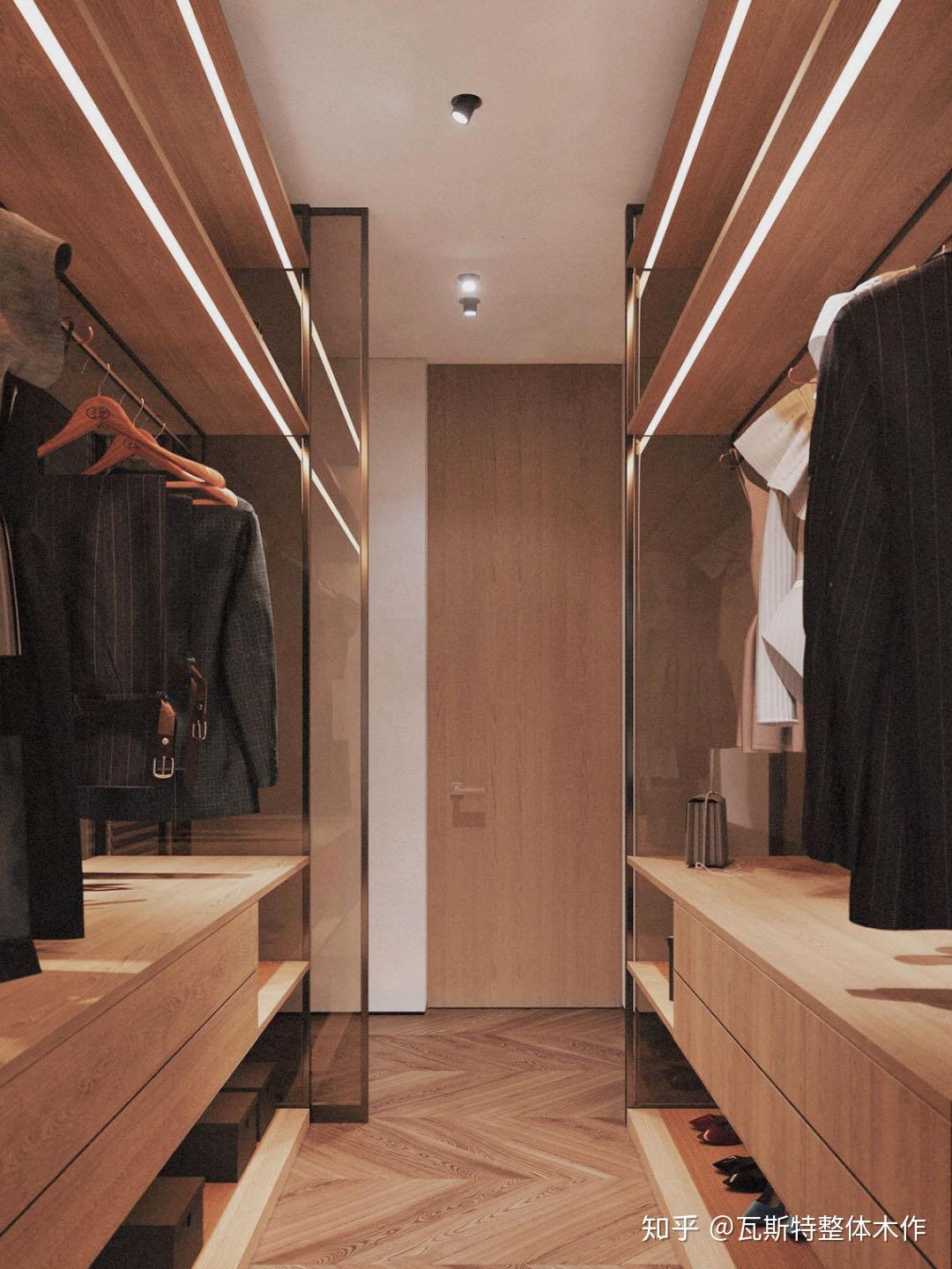 原木材质的对称式衣帽间,在射灯和灯带的作用下显得异常自然美妙.
