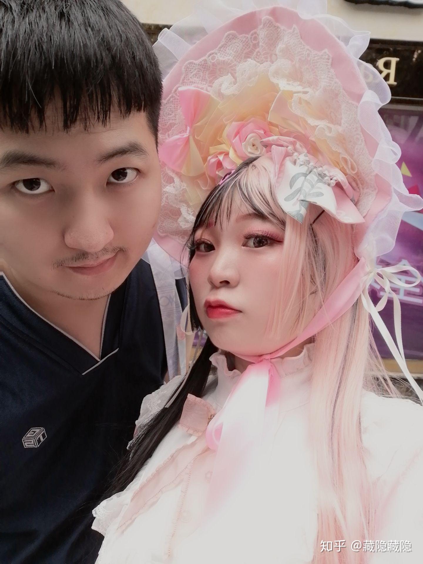 女生穿jk制服或者lolita,男生穿什么出去比较好?