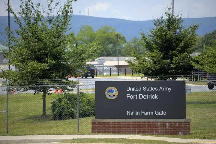 由于我们是新冠病毒的最早发现者和预警方,却因此也