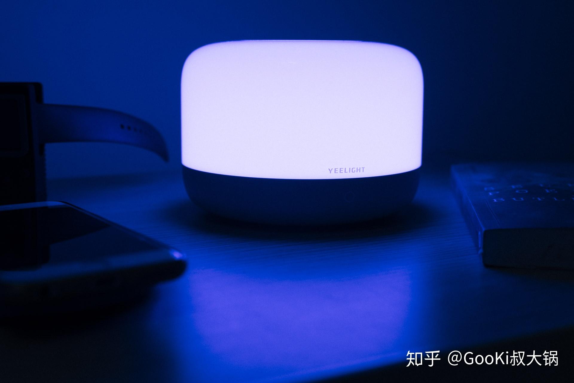给床边来点不一样的光yeelightled床头灯