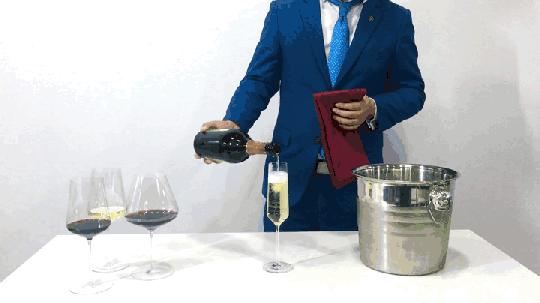 怎么倒酒最好方法 v2-07146958ae5f794846ca58fc7b026c69_r.jpg