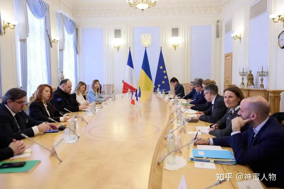 白宫新闻发布会上美官员发言重复7次美国是世界的领导者如何评价