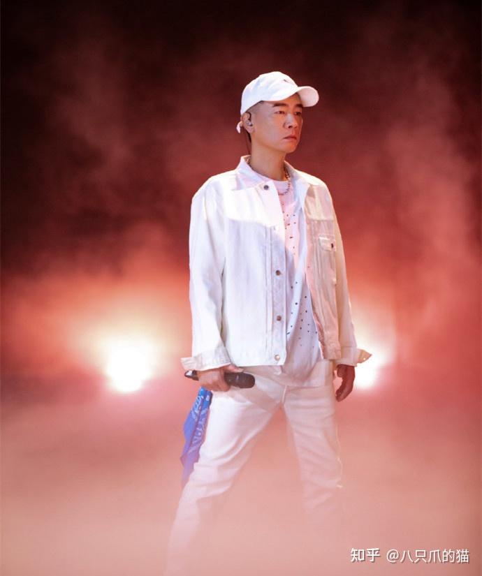 穿一身白又痞又帅54岁披荆斩棘站c位陈小春算你狠