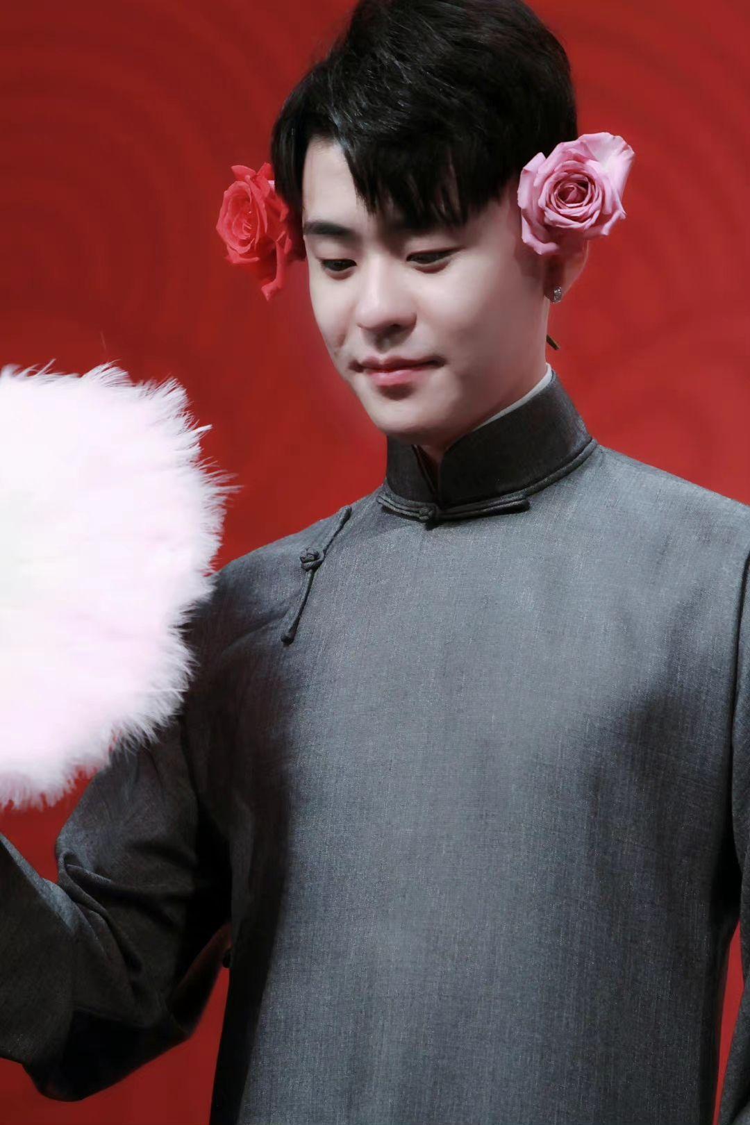 你觉得张云雷拿扇子的照片哪张最好看? - 知乎