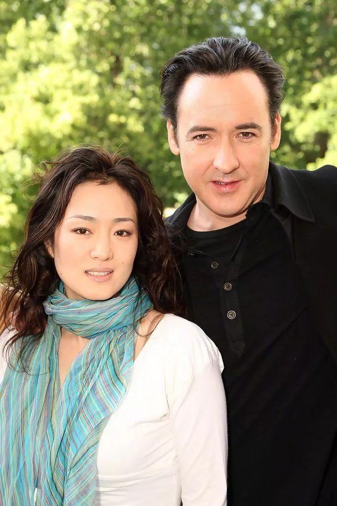 2008年巩俐与约翰·库萨克合照即使随便穿穿,往那一站都觉得性感而
