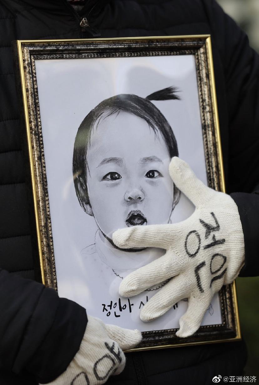 作为一岁宝宝的母亲,看了韩国一岁半宝宝郑仁被虐待的新闻后,心疼心痛