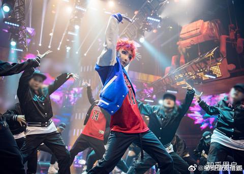 忘了她是那个每天做200个俯卧撑,battle把全校男生都干掉了的"狠人"