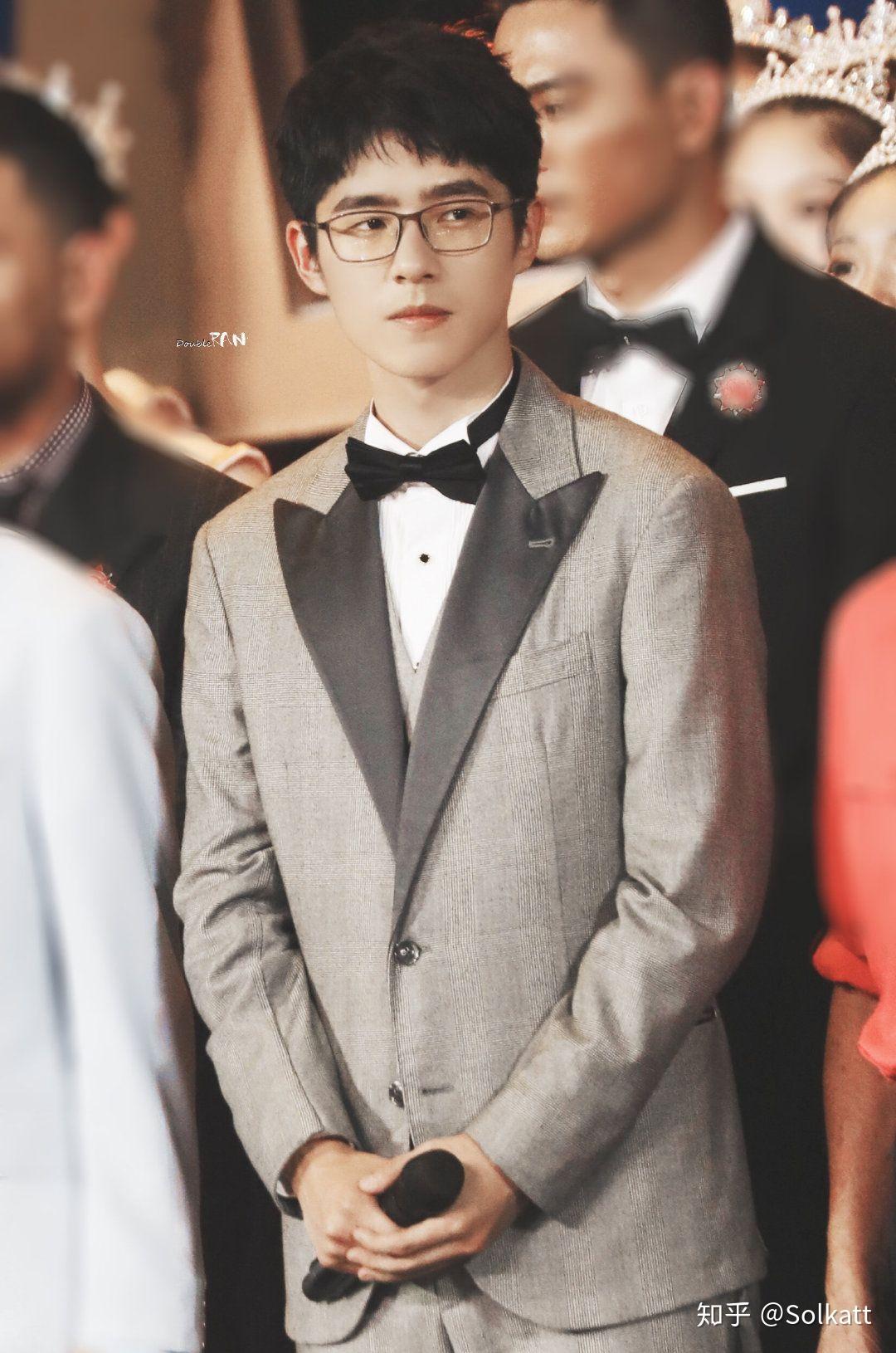 能发一些戴眼镜的帅哥(斯文败类)照片给我吗?真的好喜欢啊? - 知乎