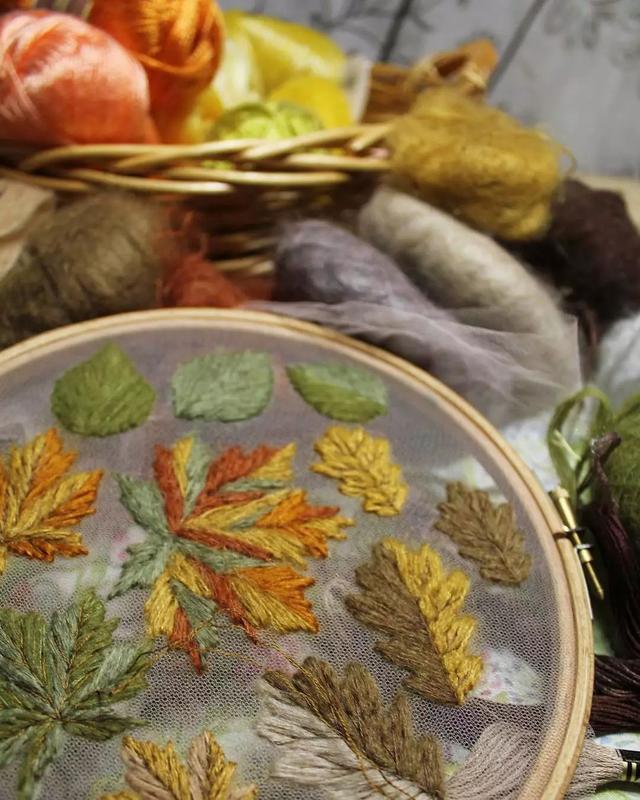 纱线珍珠造就一款鲜花薄纱刺绣