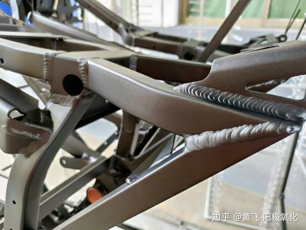 经焊接的电动摩托车架,焊接处染色需要特殊处理