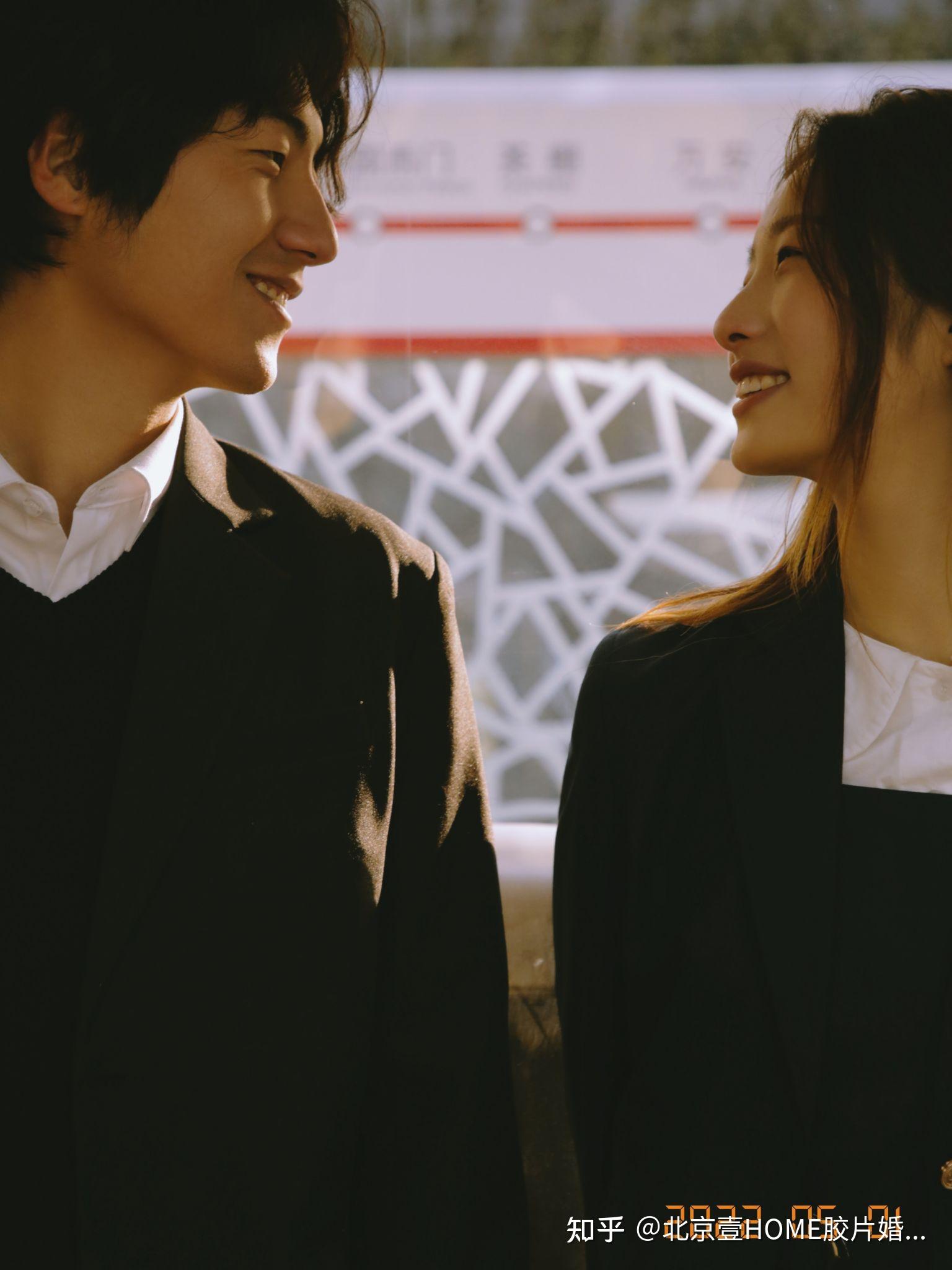 文艺车站承载爱情回忆电影感婚纱照