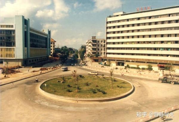 圖為昔日江門東湖城市街景.對於這個大轉盤,老江門人一定還記得.