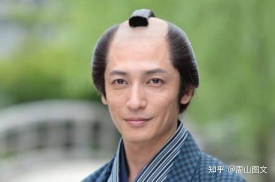 古代日本人的发型为什么要剃掉中间一部分?