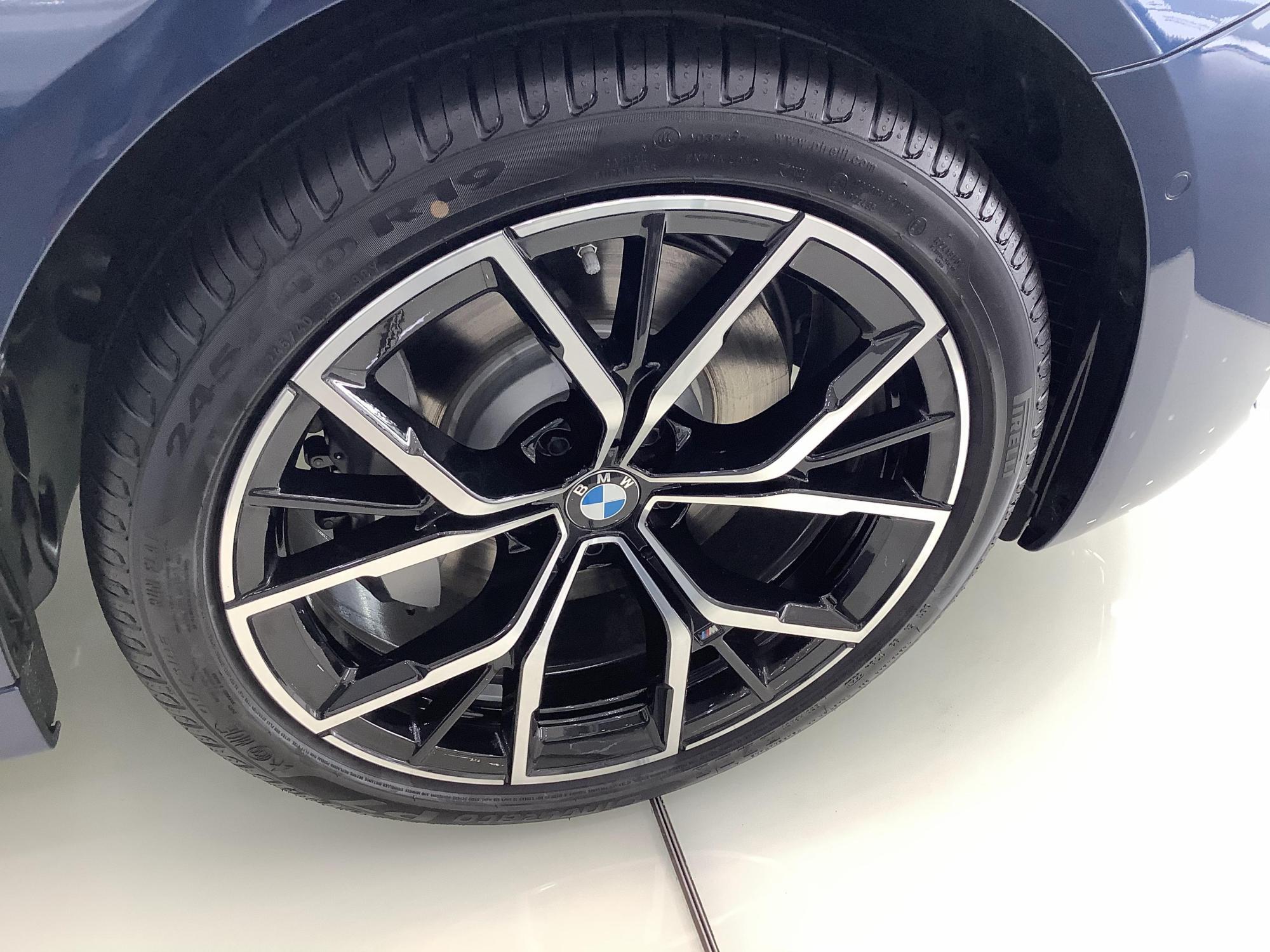 2021款宝马5系实车到店量子蓝涂装很大气20t8at配电动天窗