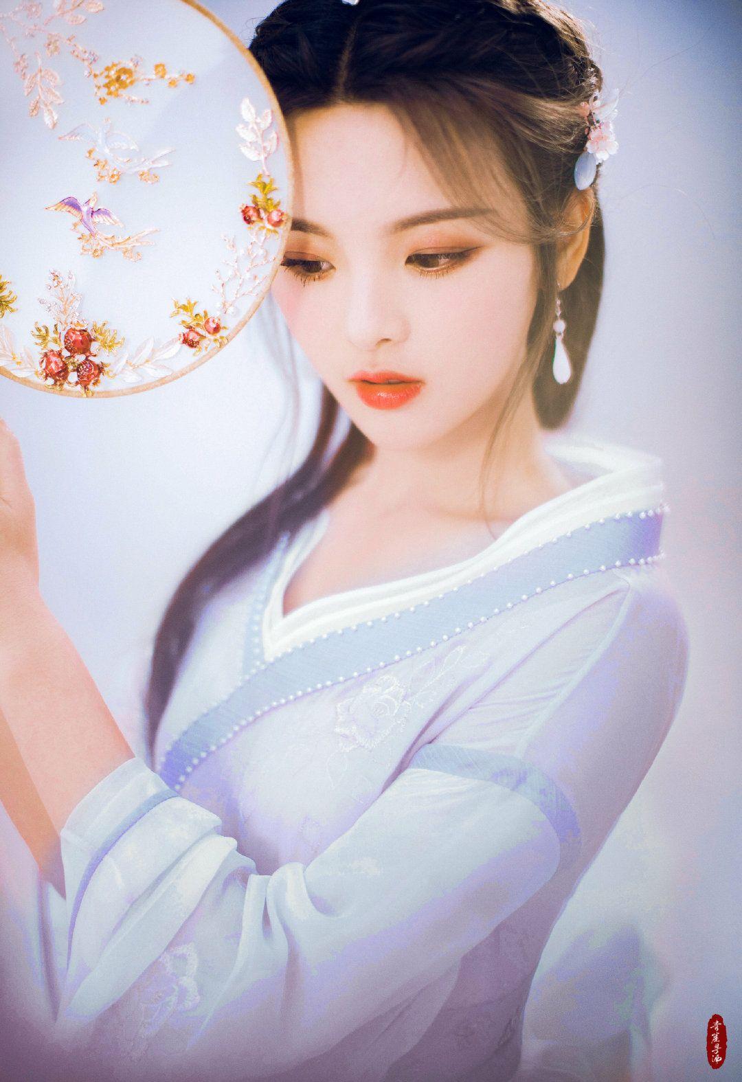 如何评价大话西游手游代言人杨超越的小龙女造型?