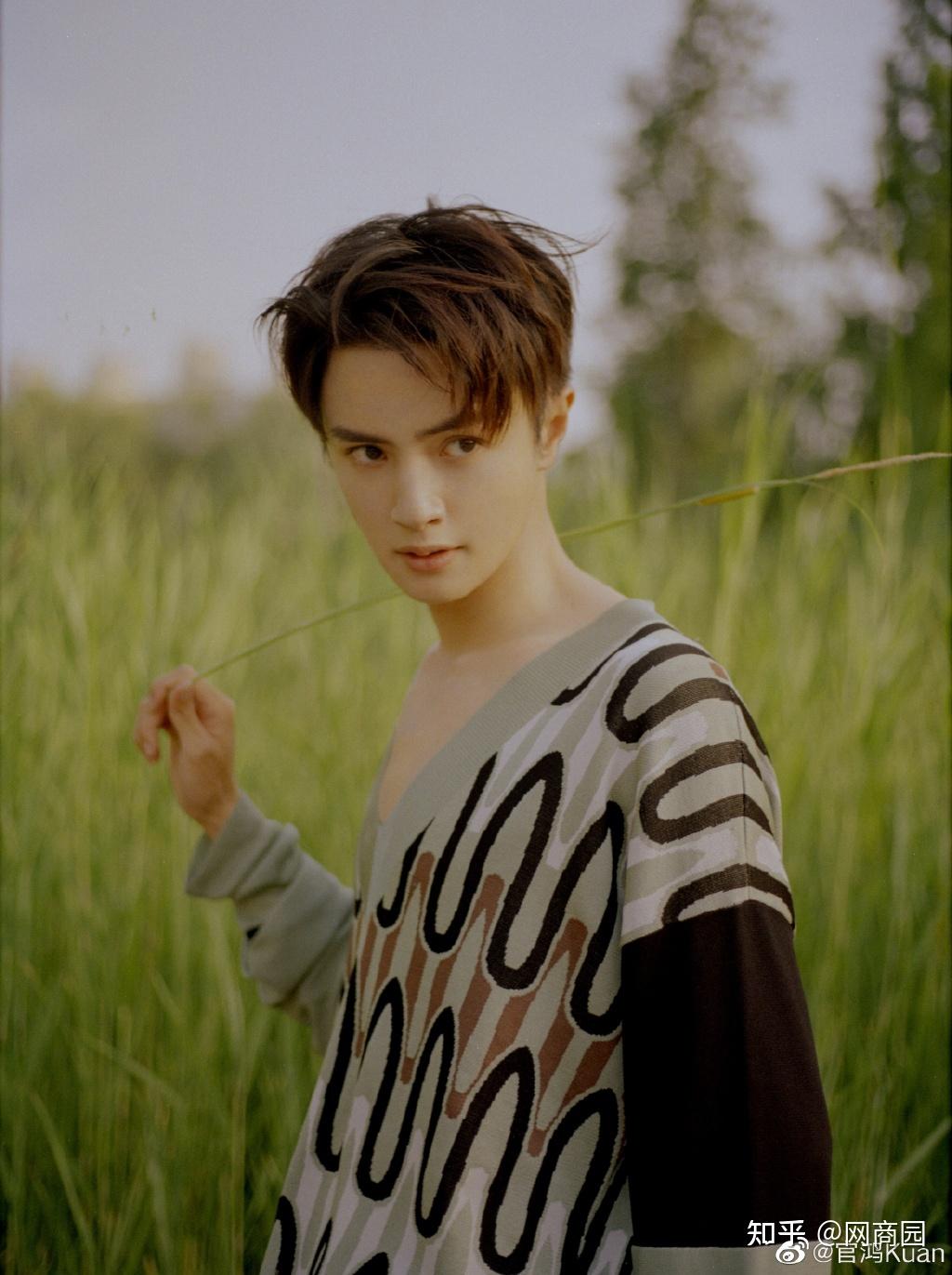 花泽类官鸿拥有元气笑容的暖男形象竟然那么会穿搭