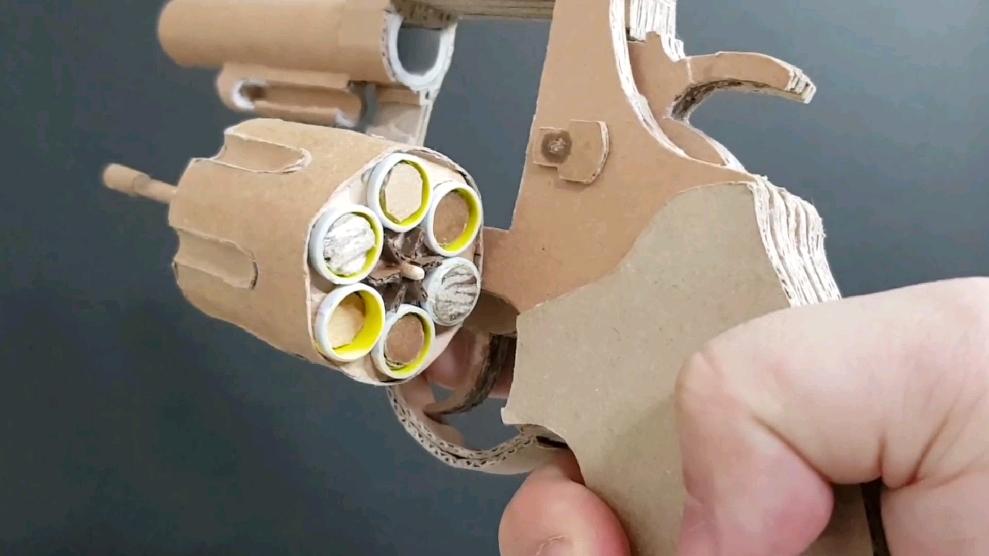 用纸箱就能做把好玩的枪