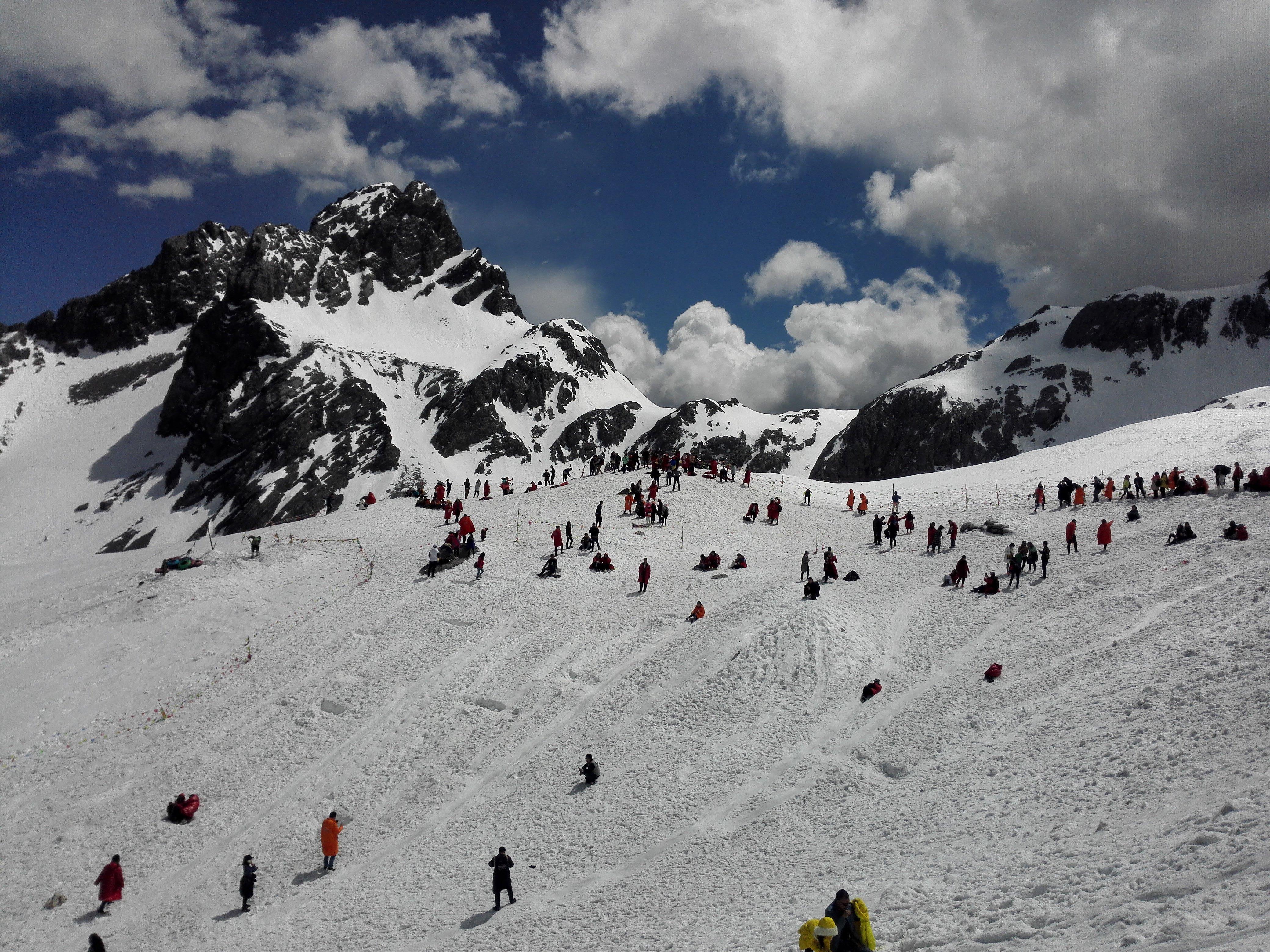 天山滑雪场图片