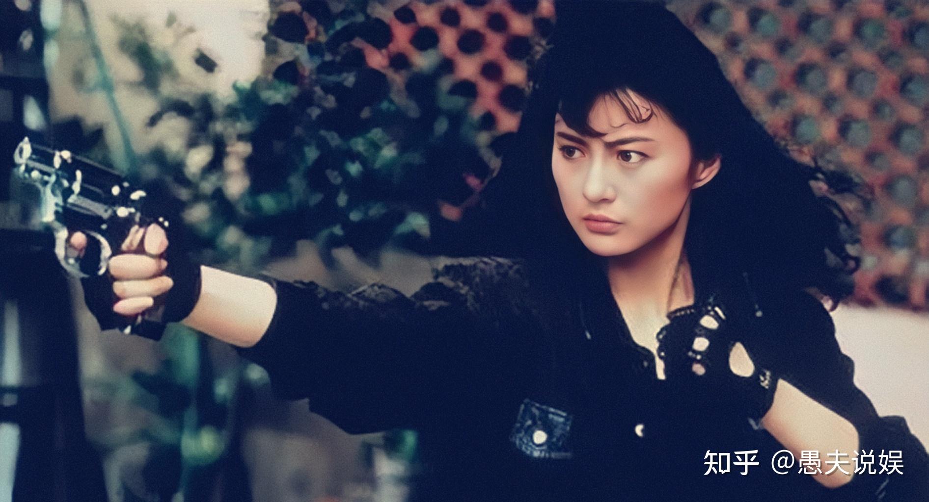 1988年,胡慧中在成龙监制的电影《霸王花》中饰演超级警花,凭借身手不