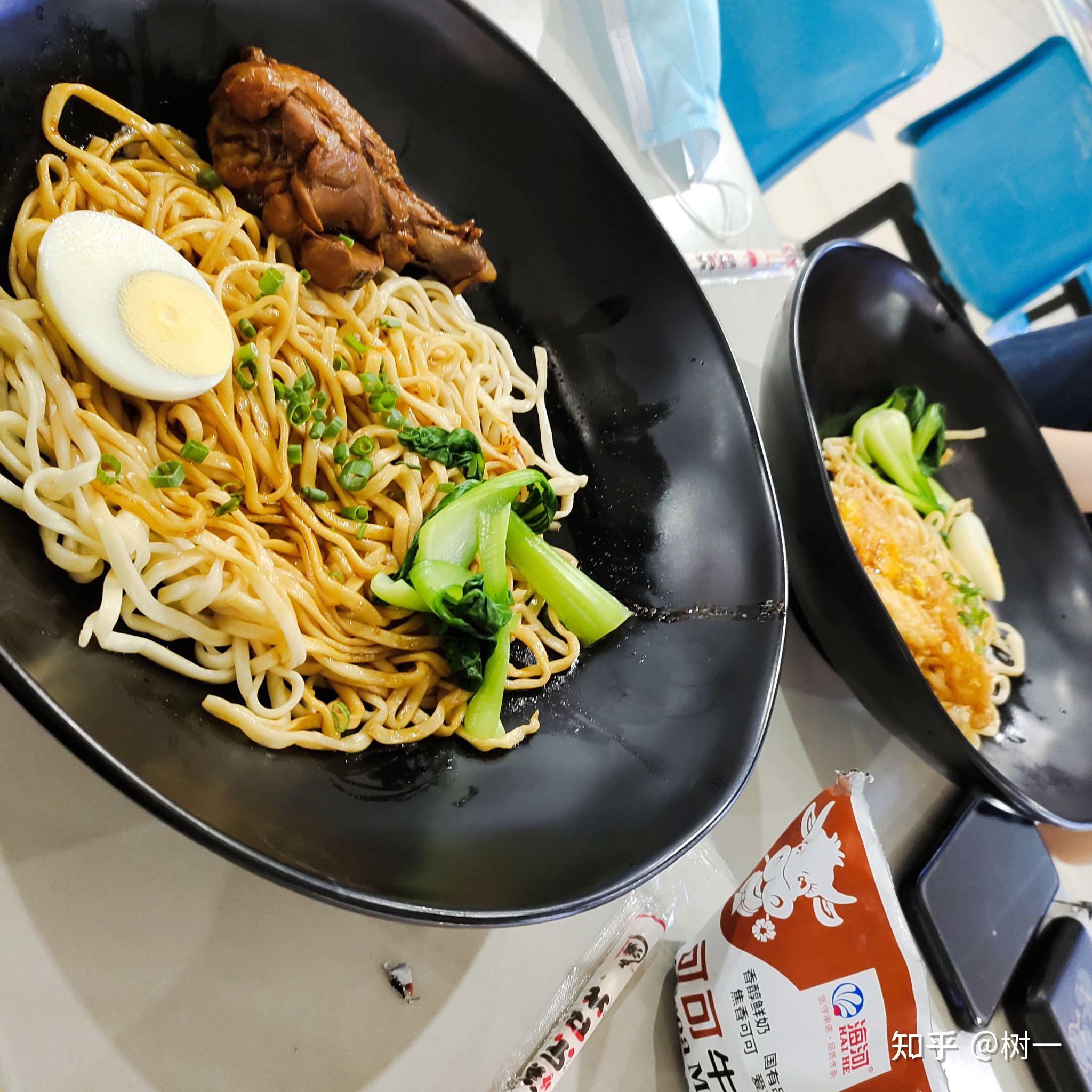 在上海建桥学院里就餐是一种怎样的体验?有什么推荐的食堂和美食?