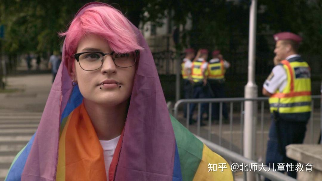 身披彩虹旗的tobi(图源:pink news)参考资料:《#国产宫颈癌疫苗落地