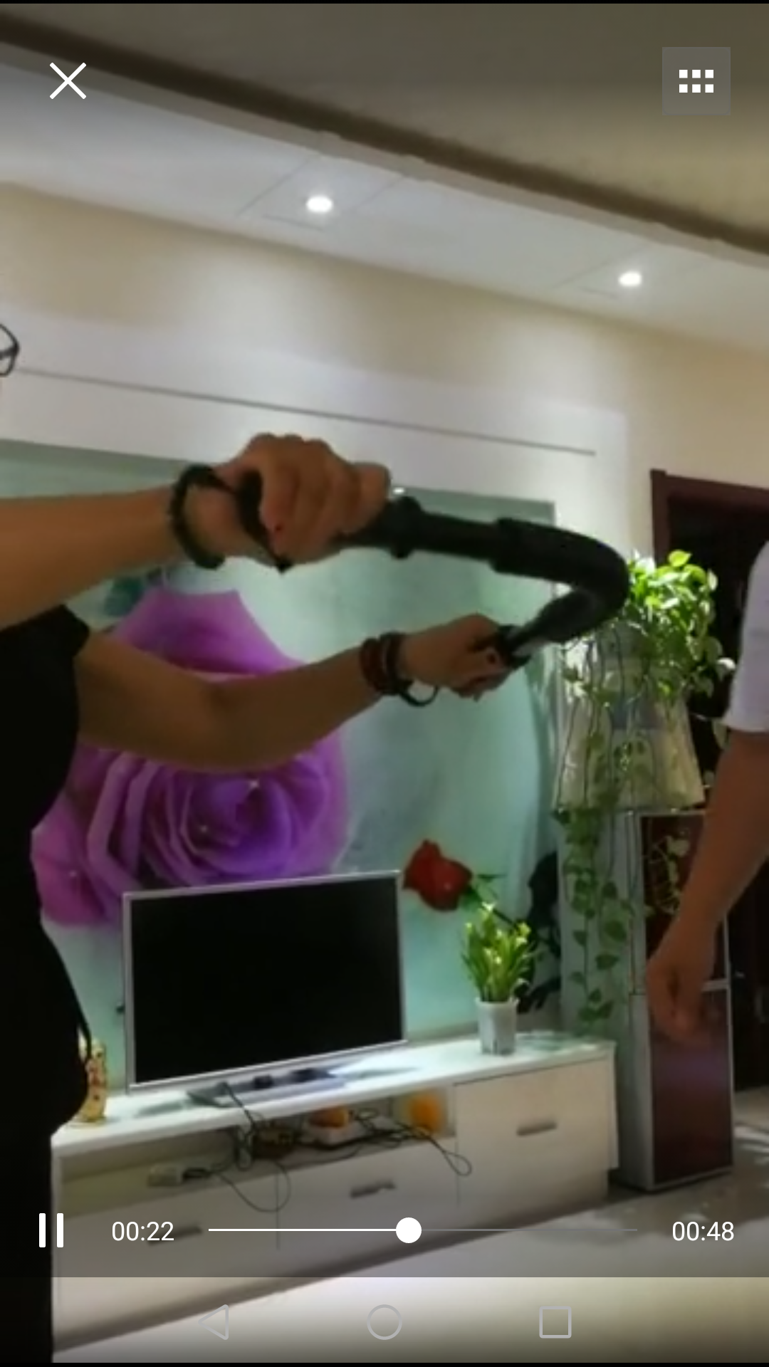 女儿含泪劝说唤不醒被洗脑的老父亲